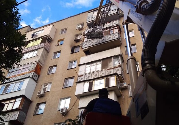 В 9-этажке на Таирова произошел пожар: спасатели эвакуировали десять человек. Фото: ГСЧС в Одесской области
