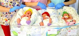 Бабусі вже зачекалися: передчасно народжену львівську трійню виписали додому