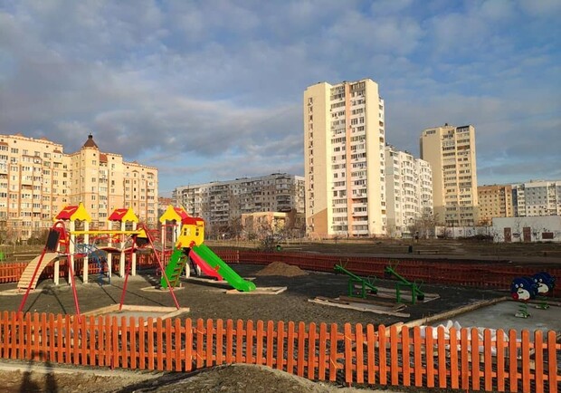 На поселке Котовского рассыпается детская площадка за миллион гривен Фото: Александр Попеску 