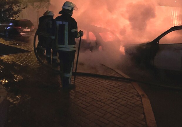 Ночью на Фонтане сгорели две машины Фото: ГСЧС