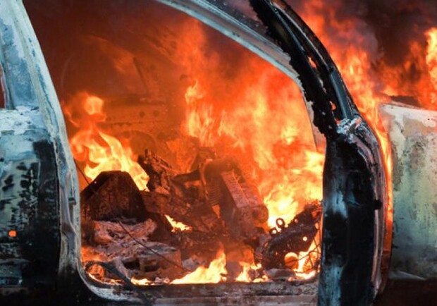На трассе Одесса-Киев сгорел Mini Cooper Фото: Час