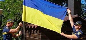 Такого еще не было: на Монастырском острове подняли флаг Украины