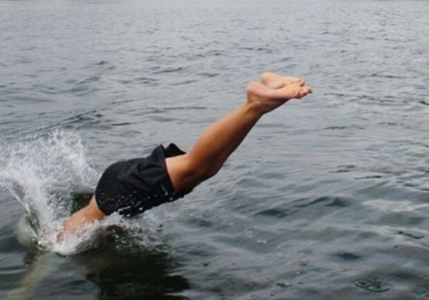 Неудачно прыгнул в воду: на одесском пляже утонул мужчина. Фото: pinterest