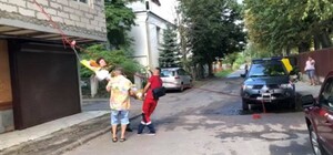 Спустили з другого поверху: львівські рятувальники допомогли транспортувати жінку з інсультом