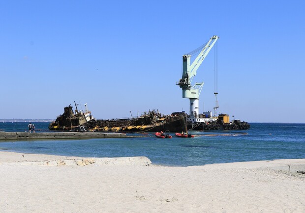 Уборка Delfi с пляжа в Одессе. Фото горсовета