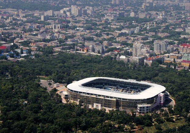 Стадион в парке Шевченко снова без ареста Фото: Vgorode