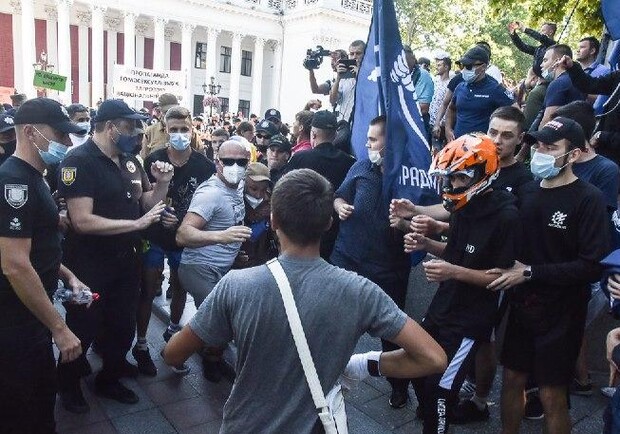 Пострадавший полицейский и десяток задержанных: как в Одессе прошел Марш за права ЛГБТ. Фото: Одесса Медиа