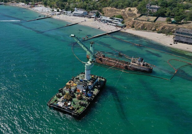 Танкер Delfi: почему судно не убирают с пляжа. Фото: АМПУ
