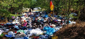 Как так можно: под Днепром в лесополосе выбросили фуру секонд-хенда