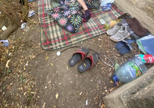 В одесском парке 9-летний мальчик-инвалид спал на школьных тетрадях Фото: Дмитрий Ревун