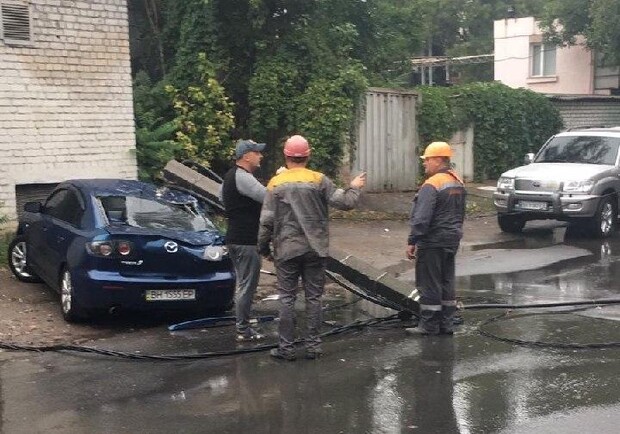  Транспортной столб упал на машину Фото: Odessa_info