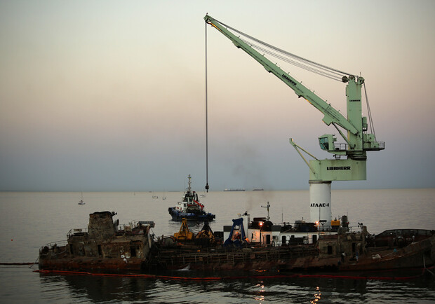 Новые проблемы: Delfi не смогли отбуксировать ночью в порт Черноморска. Фото: Думская