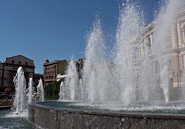 В Одессе отключили фонтан возле Оперного театра: его поломали вандалы - фото