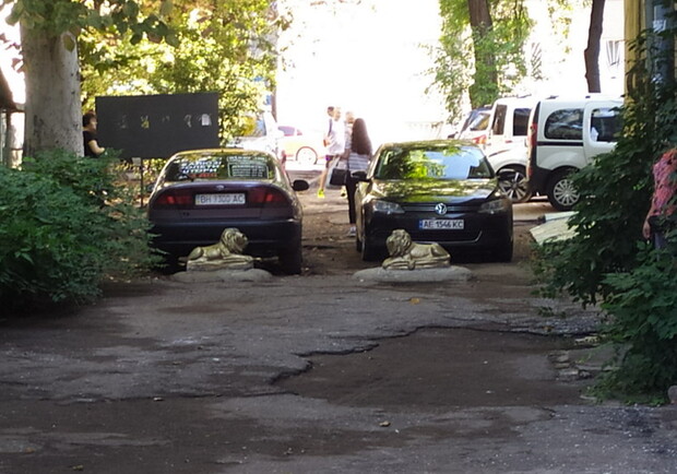 Любители бетонных львов: жители одесского двора перекрыли внутриквартальный проезд. Фото: Единый центр обращения граждан