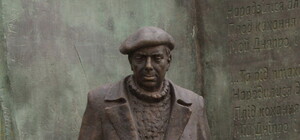 Рядом с белорусским посольством в Киеве появились траурные венки и новый памятник