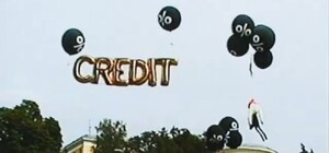 Черные шары и повешенные манекены: на Майдане снова прошла пугающая акция 