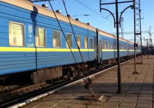 Пьяный пассажир устроил дебош в поезде Одесса-Ужгород Фото: YouTube