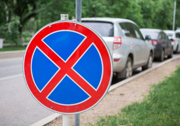 На Фонтанской дороге запретили парковаться: узнай, где именно. Фото из открытых источников