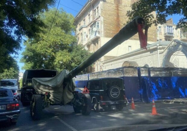 С огромной пушкой на буксире: в центре Одессы произошло странное ДТП. Фото: Viber-группа "Помощь на дорогах Одессы"