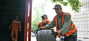 Местным на радость: из дворов Соломенского района вывозят старые покрышки