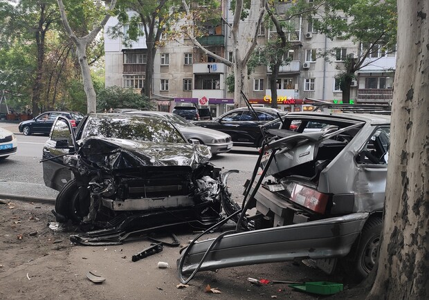 В Одессе, 26 сентября 2020 года, на проспекте Шевченко столкнулись шесть машин 