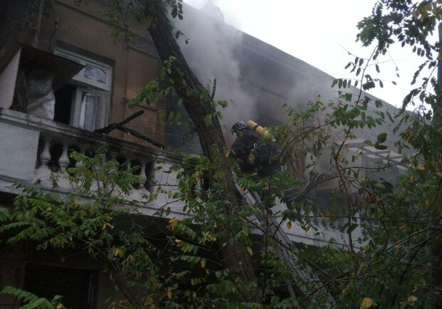 35 спасателей тушили пожар в общежитии Одесской киностудии: смотри видео. Фото: ГСЧС
