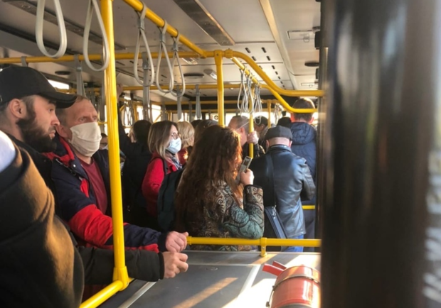 В трамвае не заразишься: одесский электротранспорт продолжает перевозить толпы людей. Фото из открытых источников