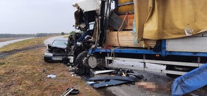 Смертельное ДТП на запорожской трассе: столкнулись две фуры и легковушка