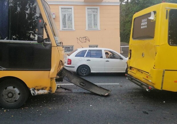 На спуске Маринеско одна маршрутка врезалась в другую: пять пассажиров в больнице. Фото: патрульная полиция