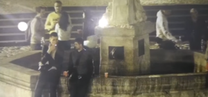 В центрі Львова оголений та нетверезий чоловік купався в фонтані: відео