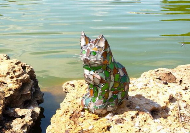 Не прошло и пару лет: в парке Победы исчезла скульптура витражного кота Фото Анатолия Кавуна