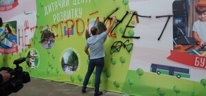 Построят очередной ТРЦ: на Таирова люди пытаются спасти сквер 