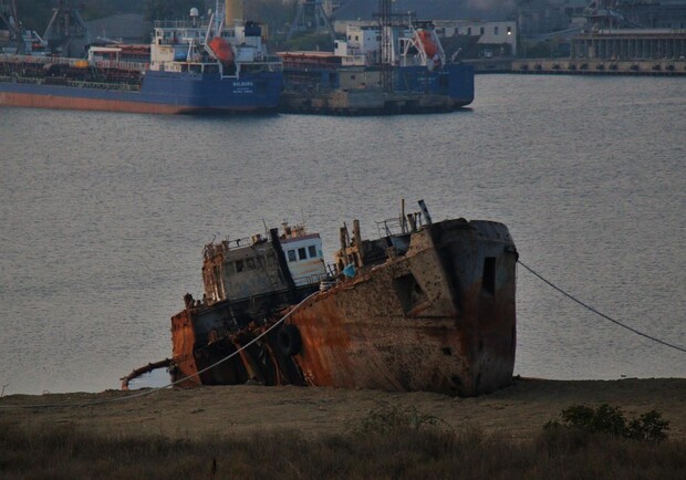 Жуткое зрелище: как сейчас выглядит танкер Delfi. Фото: "Пушкинская"