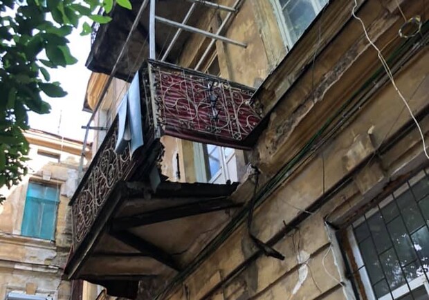 Очередное обрушение: в центре Одессы на 150-летнем доходном доме рухнул балкон. Фото: ЕЦОГ