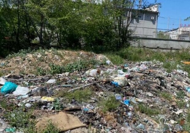В Одессе люди шесть лет выкидывают мусор под чужими окнами. Фото: Подслушано Одесса