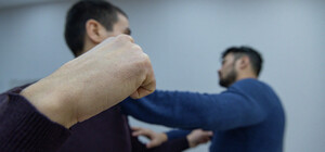 Не понравился маневр: в центре автохамы избили участника АТО и его жену