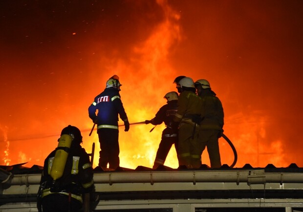 Взрывы и выгоревшие тысячи квадратных метров: под Одессой тушили пожар на заводе. Фото: Служба чрезвычайных ситуаций