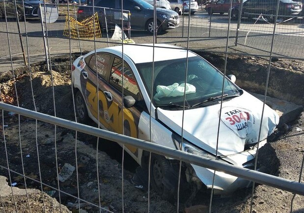 В Харькове такси провалилось в яму, разрытую коммунальщиками. Фото: suspilne.media
