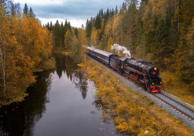 В путешествие на осенних каникулах: где начнут останавливаться одесские поезда. Фото: GoodFon