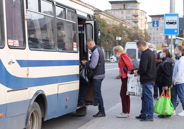 Запорожцы с самого утра стоят в огромных очередях на транспорт. Фото: Vgorode/Анна Покровская