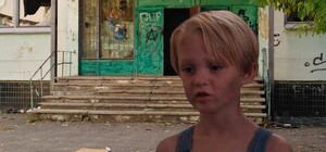 Опасные игры: в заброшенном садике на Калиновском гуляют дети (видео)