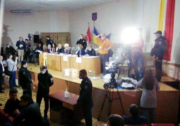 Конфликт депутатов, отключение света и "минирование": как считали голоса в Суворовской комиссии. Фото: ГСЧС