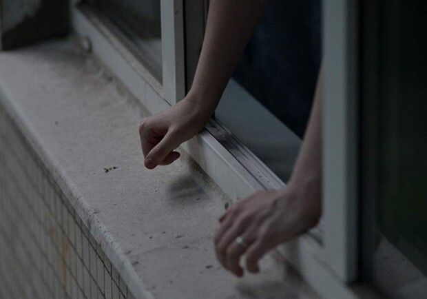 Устала жить: в Одессе женщина грозится спрыгнуть с балкона высотки - фото