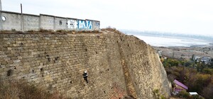 Завис на большой высоте: в Одессе спасли юного альпиниста