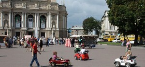 Львів'ян штрафуватимуть за катання на дитячих машинках біля Оперного