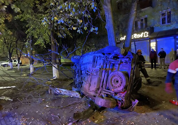 В Одесской области Citroёn с пьяным водителем влетела в дерево: погибли два человека - фото