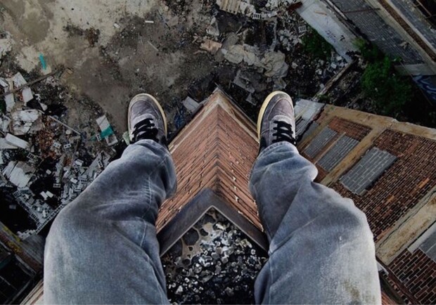 Не хотел жить: в Одесской области с крыши завода спрыгнул 18-летний парень