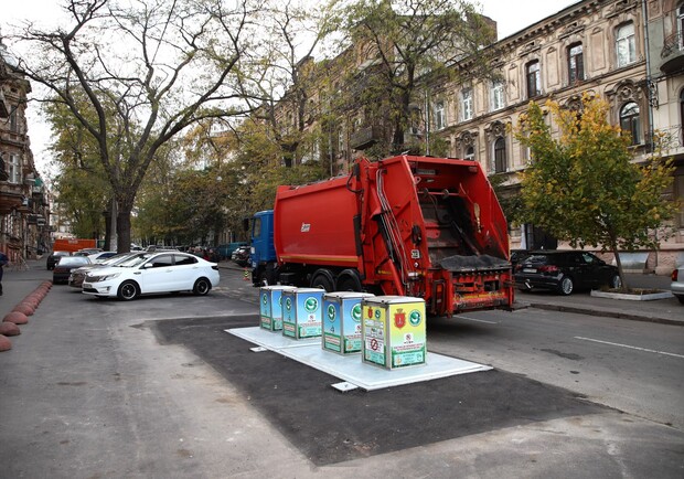 В Одессе установили еще одни подземные мусорные контейнеры. Фото горсовета