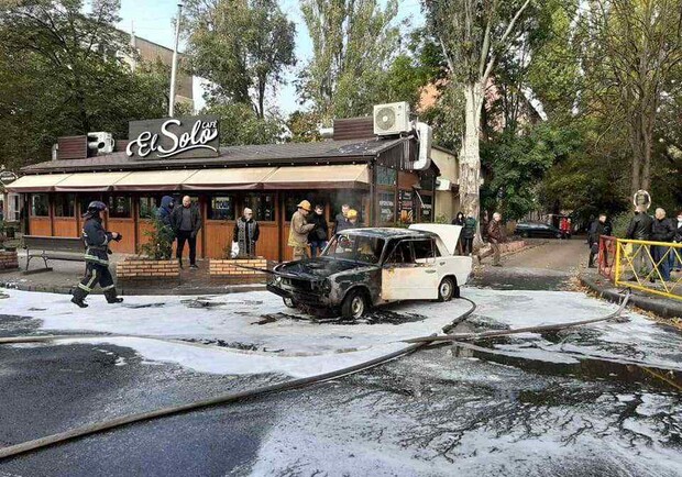 В Одессе на Черемушках пылала машина. Фото: ГСЧС