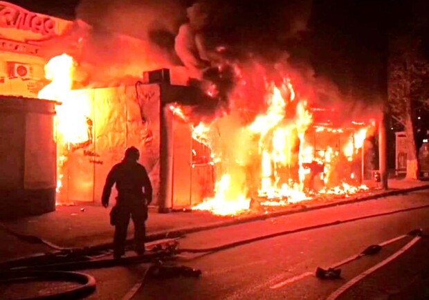 Район остался без шаурмы: на Черемушках сгорел торговый павильон. Фото: Служба чрезвычайных ситуаций